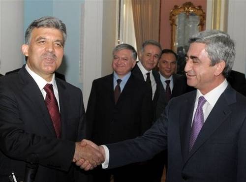 Abdullah Gul (left) and Serzh Sarkisian